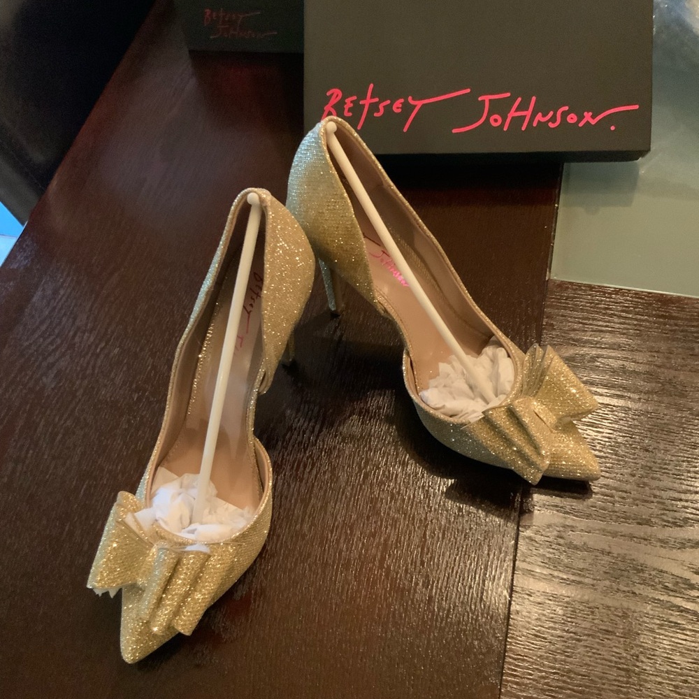 Betsey Johnson Prince Womens Glitter Gold 41/2” Heels Stilettos Size 8